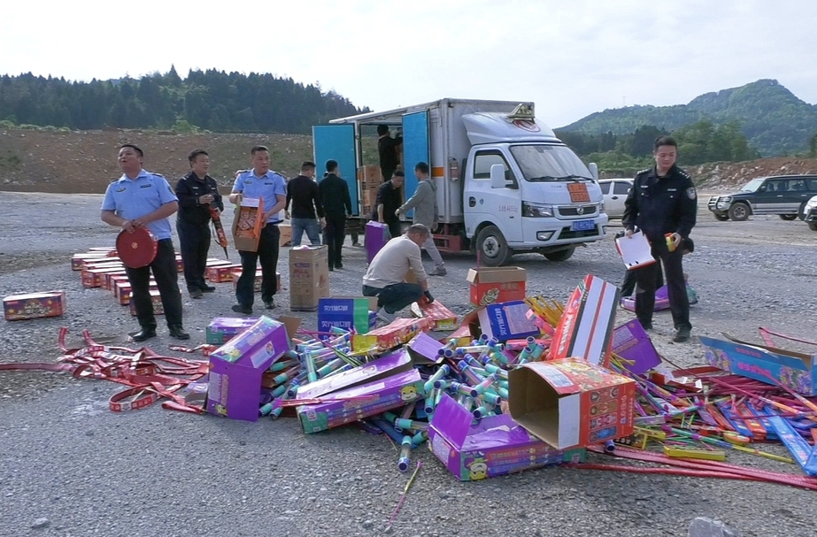 古丈县开展烟花爆竹集中销毁行动 筑牢安全防线