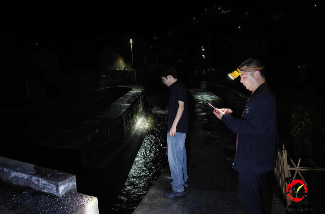 雨夜鏖战守苗寨  汛来即战护民安 ——默戎镇以“四不”原则筑牢防汛减灾铜墙铁壁