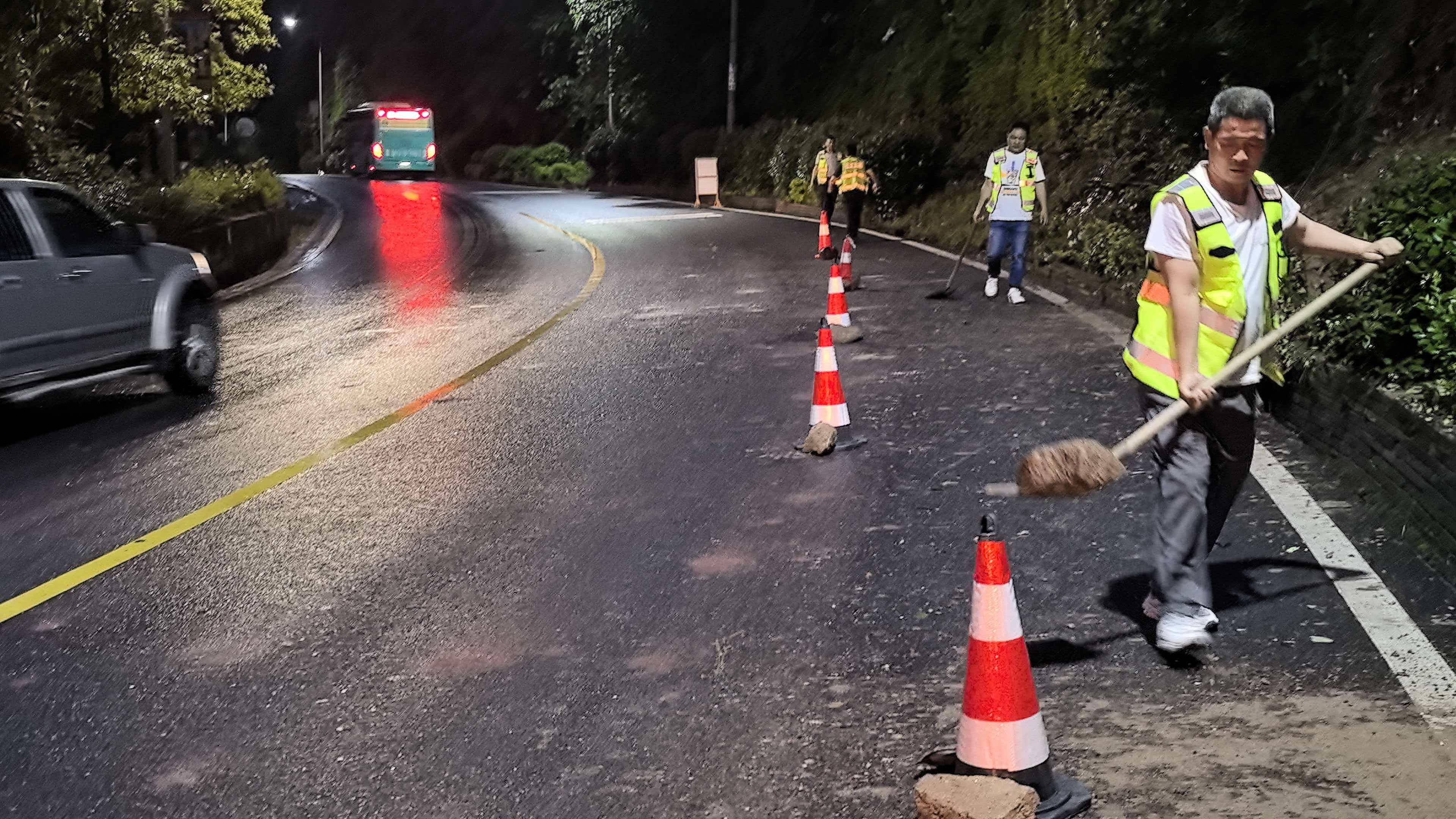 古丈县公路建设养护中心：深夜清障护通行筑牢汛期安全线