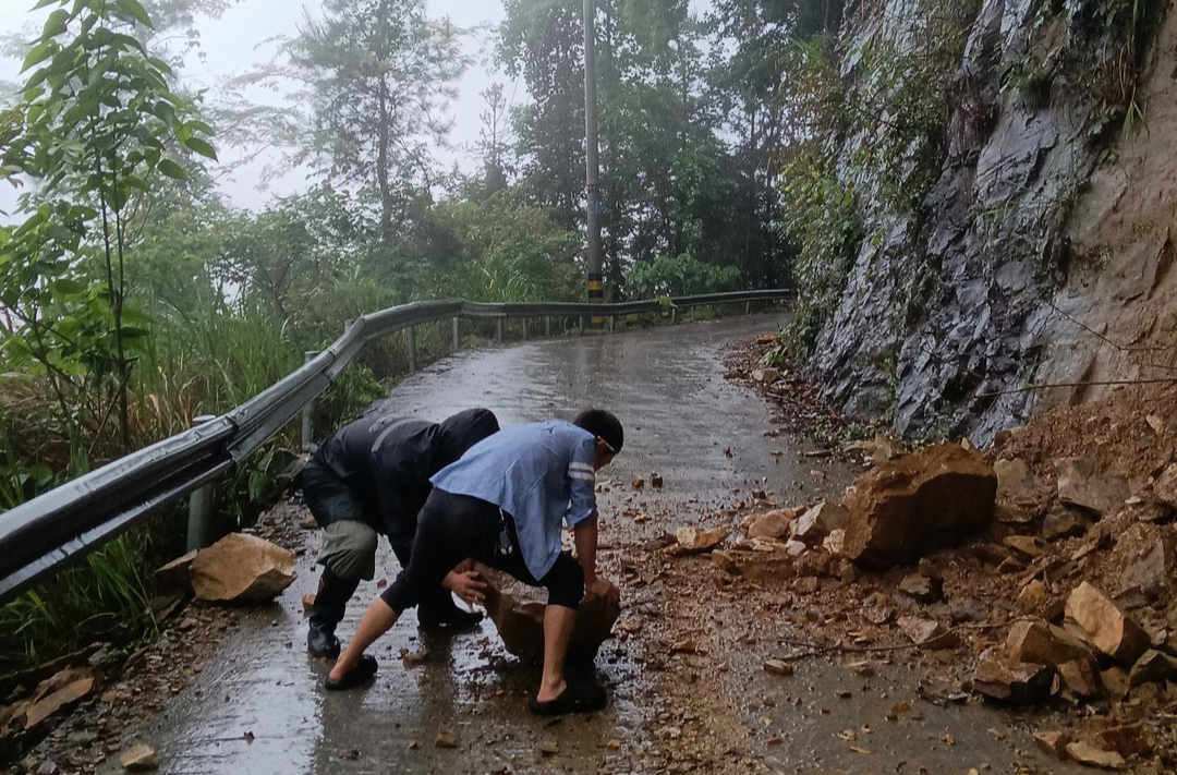 暴雨无情人有情：  蒿根坪村党员干部奋战抗灾一线显担当