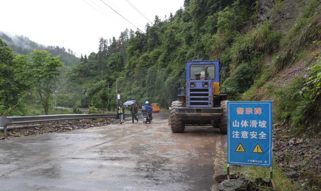 湘西古丈县公路建设养护中心：闻“汛”而动保畅通 守护群众出行平安