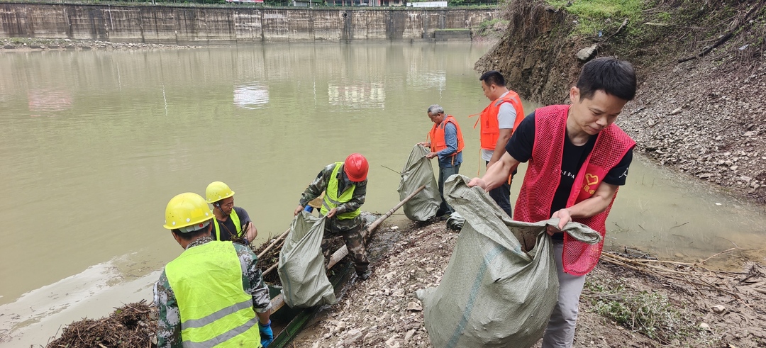古丈：干群合力清理古阳河水库 人工守护一级饮用水源