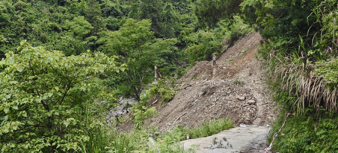 古阳镇排茹村公路塌方交通中断 多部门紧急抢通保障茶季出行