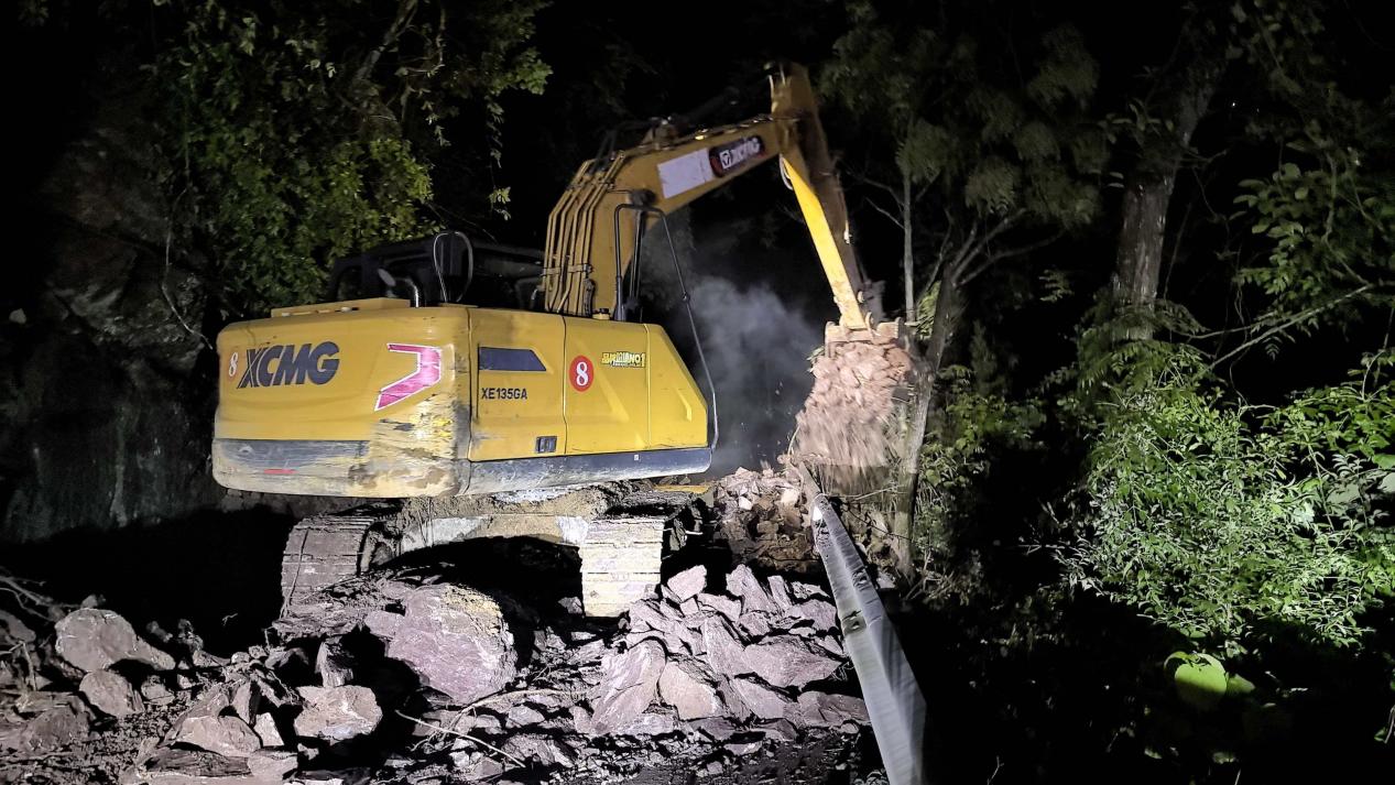 古丈县公路建设养护中心：连夜奋战抢通塌方受阻道路