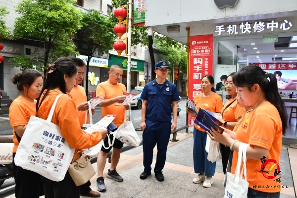 湘西古丈县消防救援局开展老旧小区居民消防安全志愿防护活动