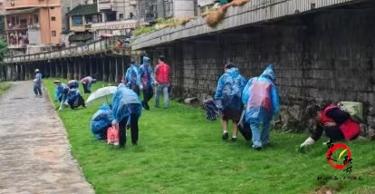 古阳镇古丈坪社区开展沿河环境常态化清理行动