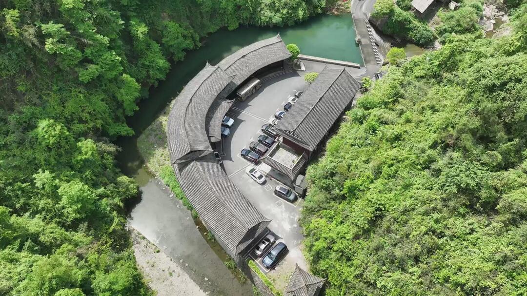 初夏时节鬼溪景区人气旺 完善设施+瀑布奇观引周边游客打卡