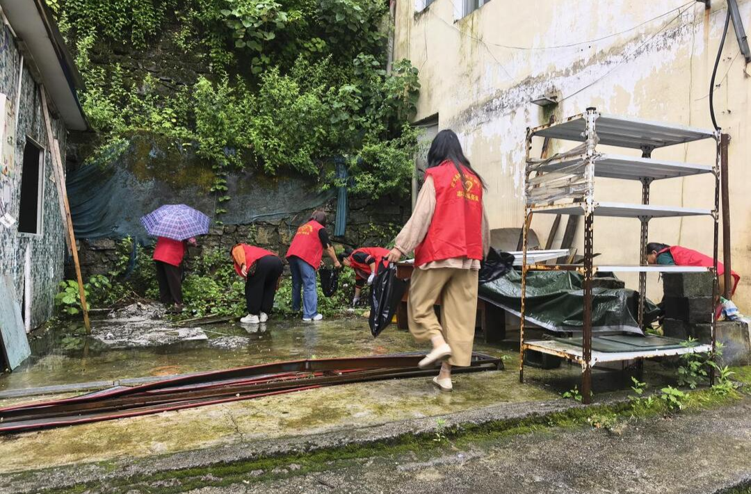 细雨润家园 志愿焕新颜——广场社区开展人居环境整治志愿服务活动