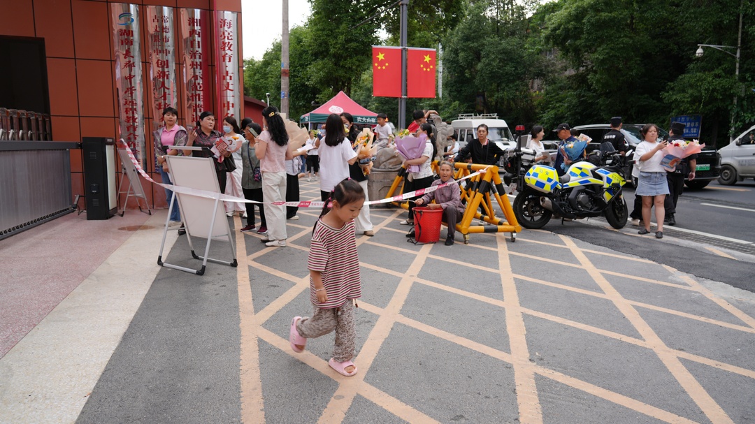 铃声响起，青春作答——县一中高三学生高考结束后侧记