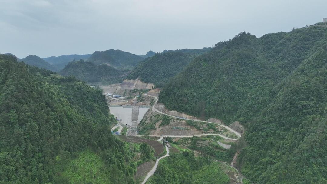 战雨季抢进度 筑坝固堤惠民生——湘西古丈县徐家岭水库大坝主体进入收尾阶段