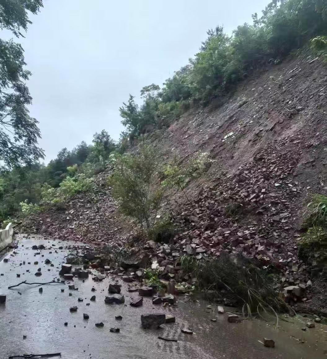 闻险即动抢通保畅 古丈县公路建设养护中心全力处置X057线公路塌方险情