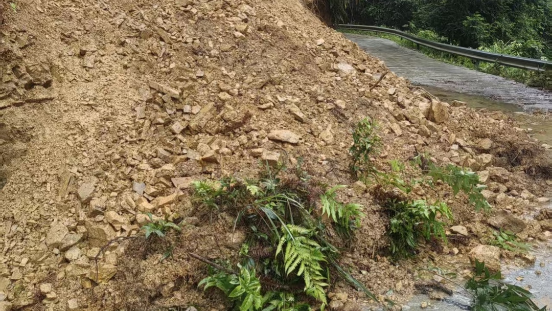 古丈县公路建设养护中心及时清理雨后塌方 保障道路安全畅通
