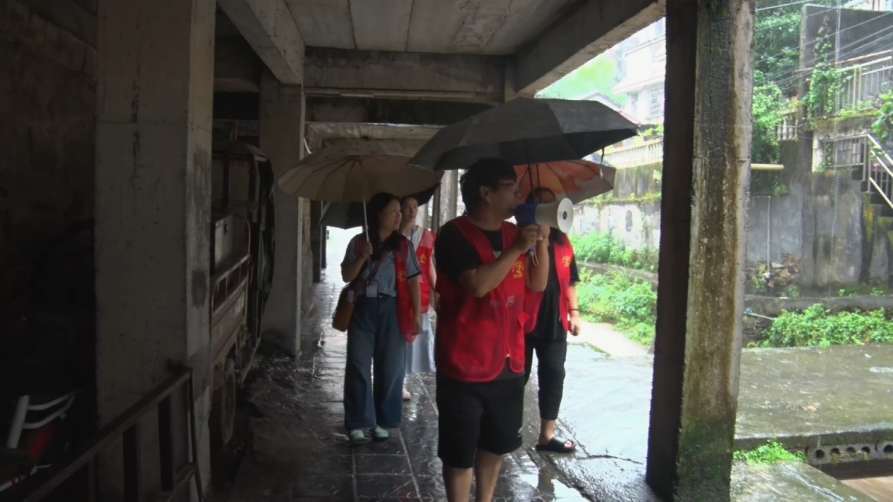 古丈坪社区“小喇叭”巡逻宣传 筑牢汛期安全防线
