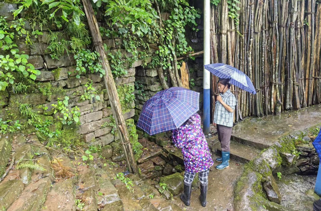 雨夜急寻暖人心 镇村同心助村民平安归家