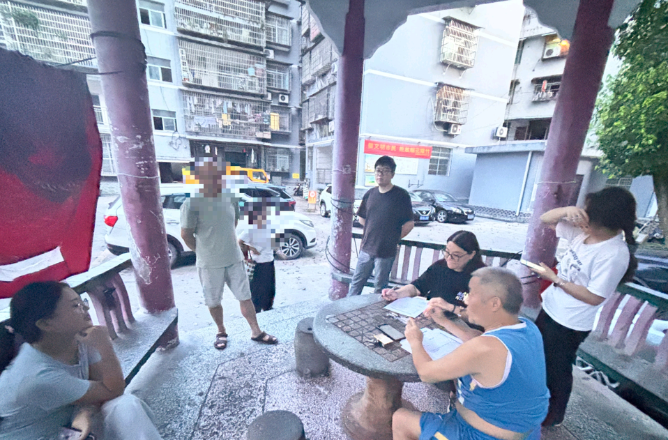 古阳镇古丈坪社区：粮苑小区推进规范管理 社区工作人员入户征询意见