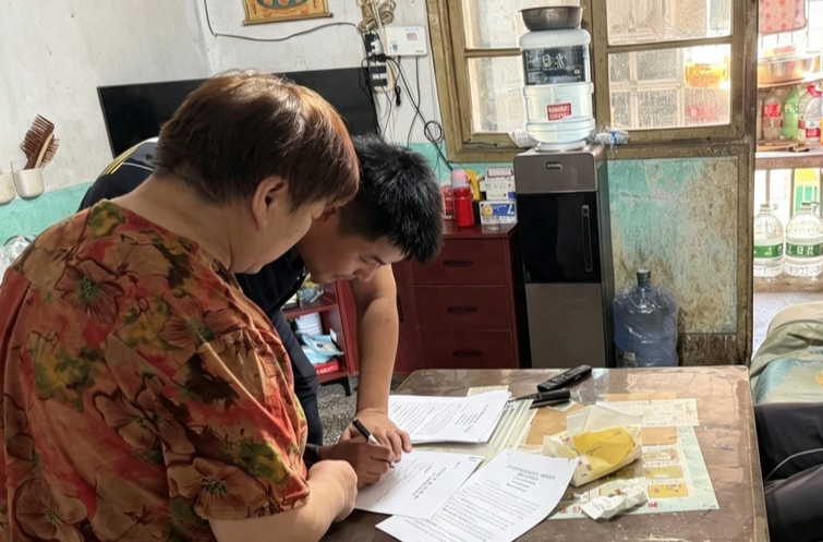 古阳镇古丈坪社区开展特困人员消防安全“敲门行动”