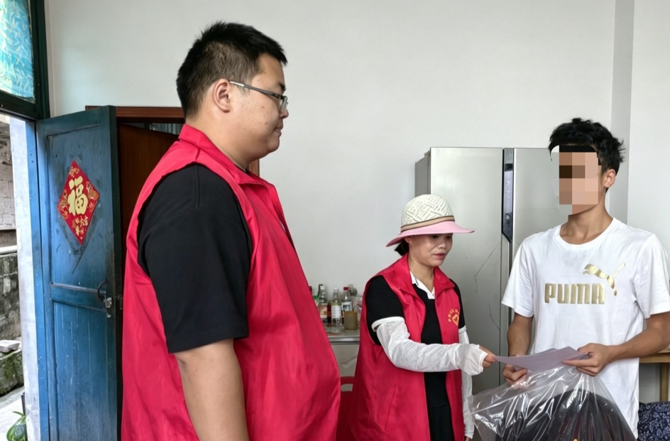 古阳镇车站社区：入户送安全 守护留守孩童夏日平安