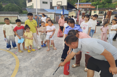 湘西古丈县高峰镇：观影学安全 实操练技能 护航青少年平安过暑假