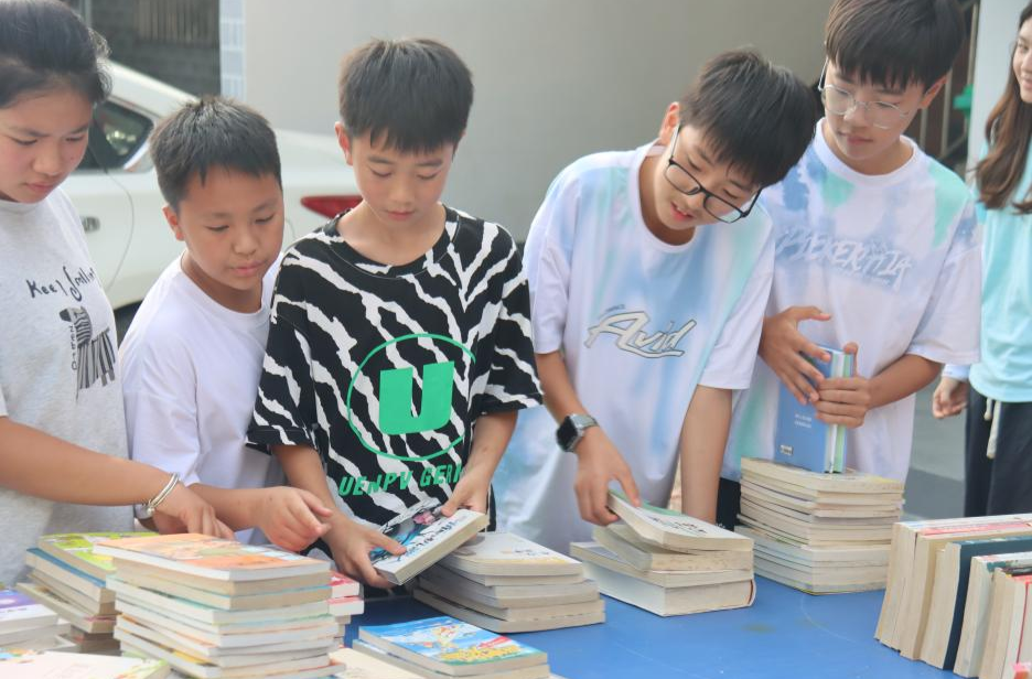 湖南第一师范学院“红韵传薪”实践团赴古丈县会溪村开展爱心捐书活动