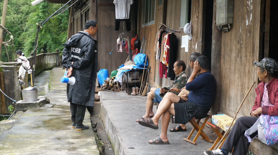 【喜迎党代会·榜样力量】“风雨守护人”向华勇——抢险救灾冲在前 为民服务记心间