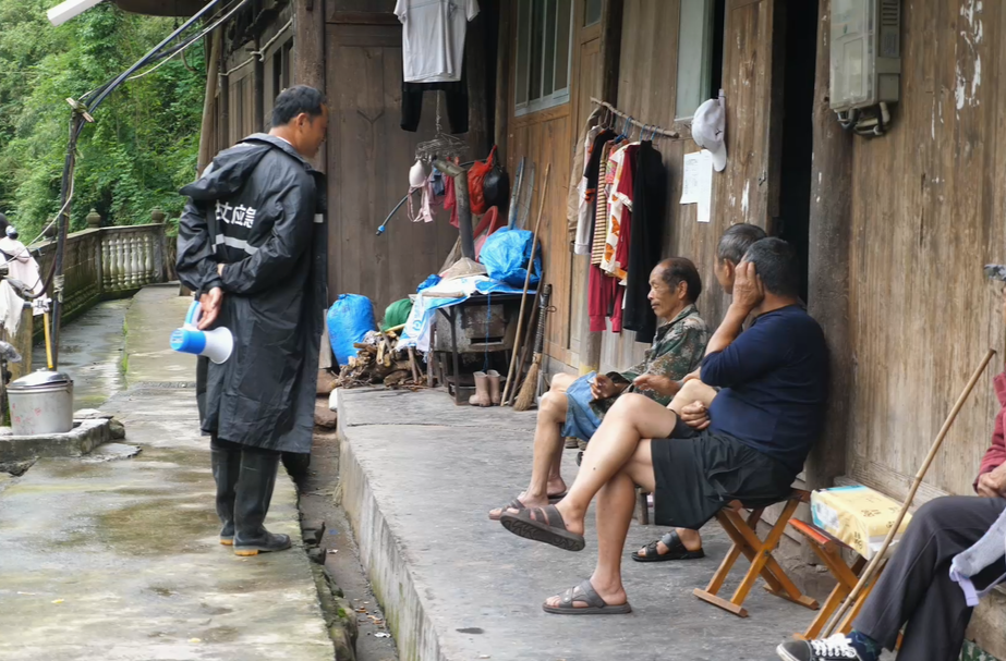 【喜迎党代会·榜样力量】“风雨守护人”向华勇——抢险救灾冲在前 为民服务记心间