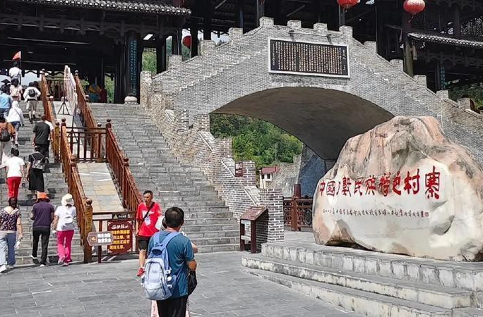 古丈墨戎苗寨暑期亲子游火爆