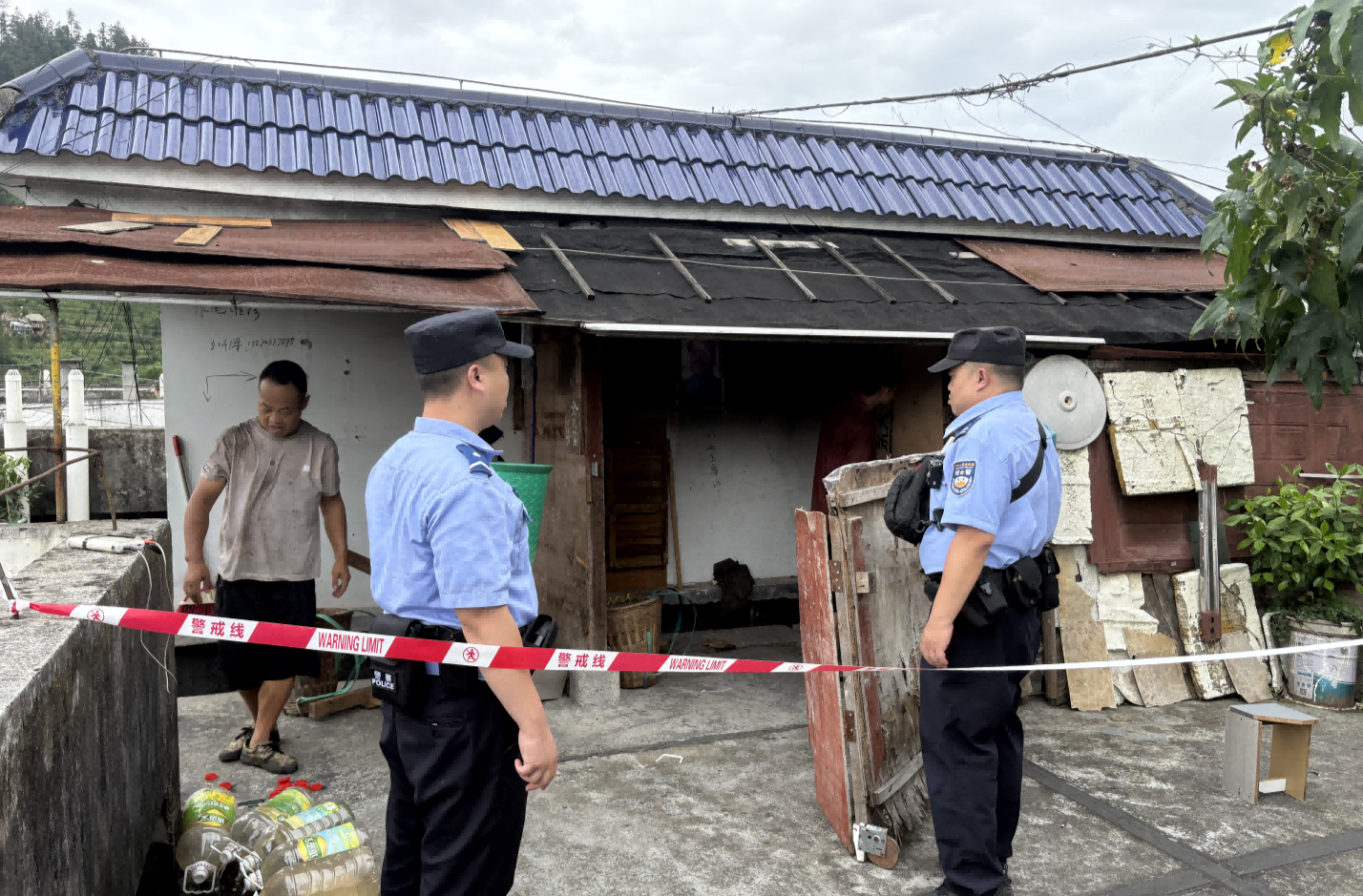 重拳整治顶楼违建 筑牢小区安全防线 ——多部门联合开展顶楼违建专项清理活动