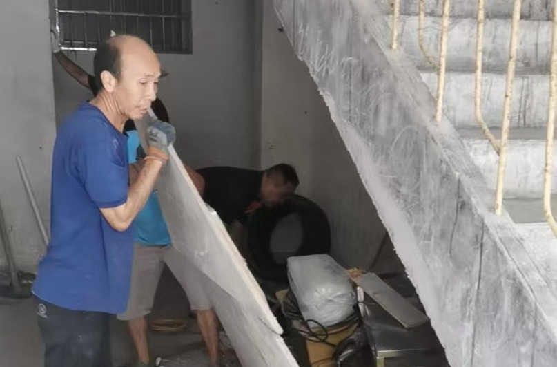 古丈县住保中心开展三道河廉租房小区违建、楼道杂物专项整治行动