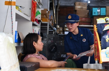 古丈县消防救援局开展沿街小商铺消防安全宣传活动
