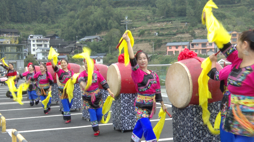 古丈西站奏响国庆“茶乡迎宾曲”