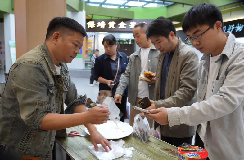 赶边边场！团结互通边边场非遗展演热闹开演——赏苗歌苗鼓舞、逛民俗集市，沉浸式体验湘西传统边边场