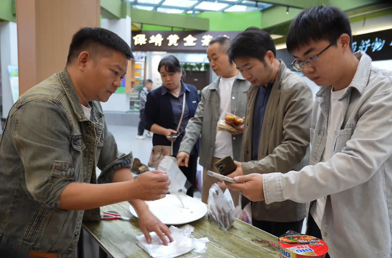 赶边边场！团结互通边边场非遗展演热闹开演——赏苗歌苗鼓舞、逛民俗集市，沉浸式体验湘西传统边边场