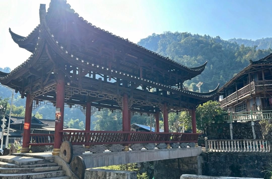 古寨藏青山·苗韵润磨子