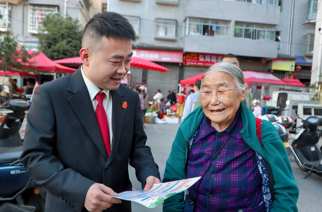 养老防诈集市送法 长者食堂法治加餐——古丈县人民法院开展防范养老诈骗宣传活动