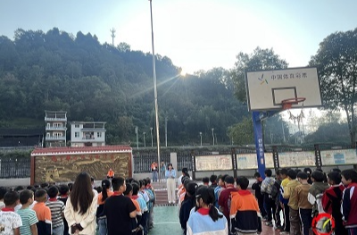 高举队旗跟党走 少年接力新长征——默戎镇九年一贯制学校开展少先队主题教育活动