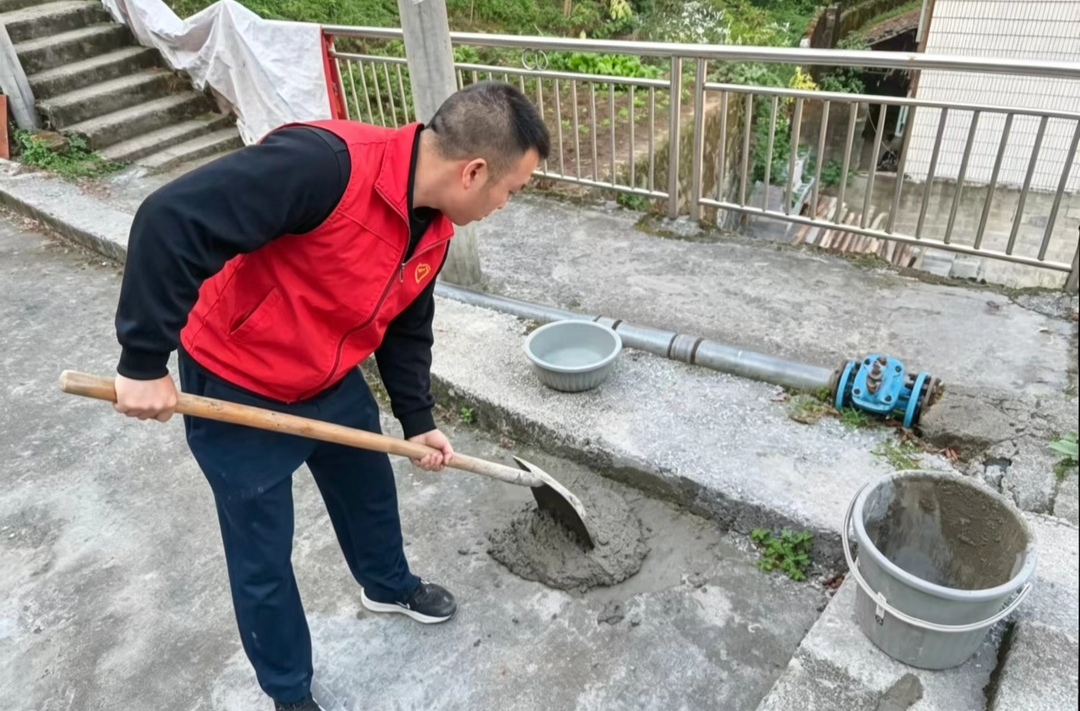 古阳镇广场社区：修缮护栏除隐患 细微之处暖民心