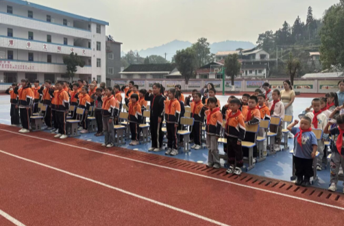 罗依溪九年制学校举行“高举队旗跟党走·少年接力新长征”新队员入队仪式