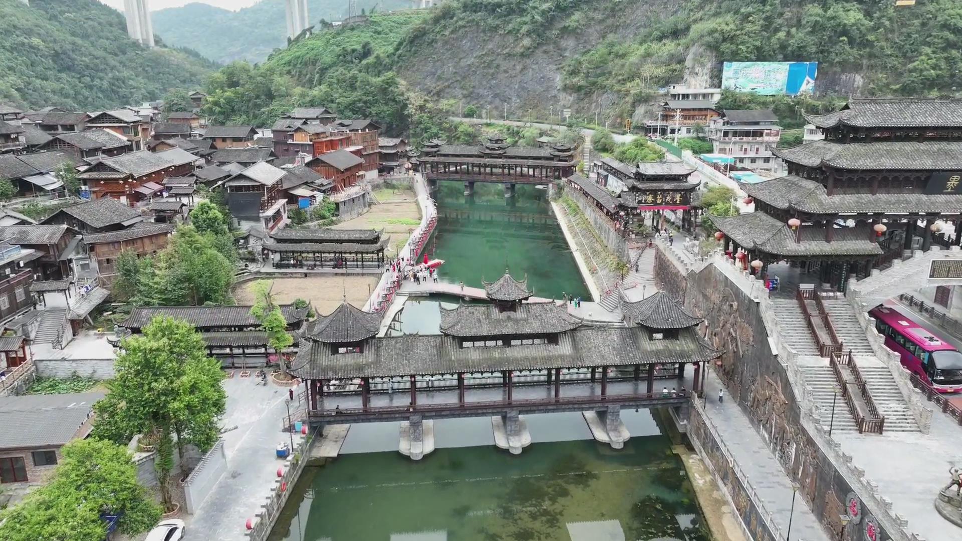 苗鼓迎宾 长龙宴客 墨戎苗寨国庆首日迎来多国游客团——古丈加速融入大张家界国际旅游区
