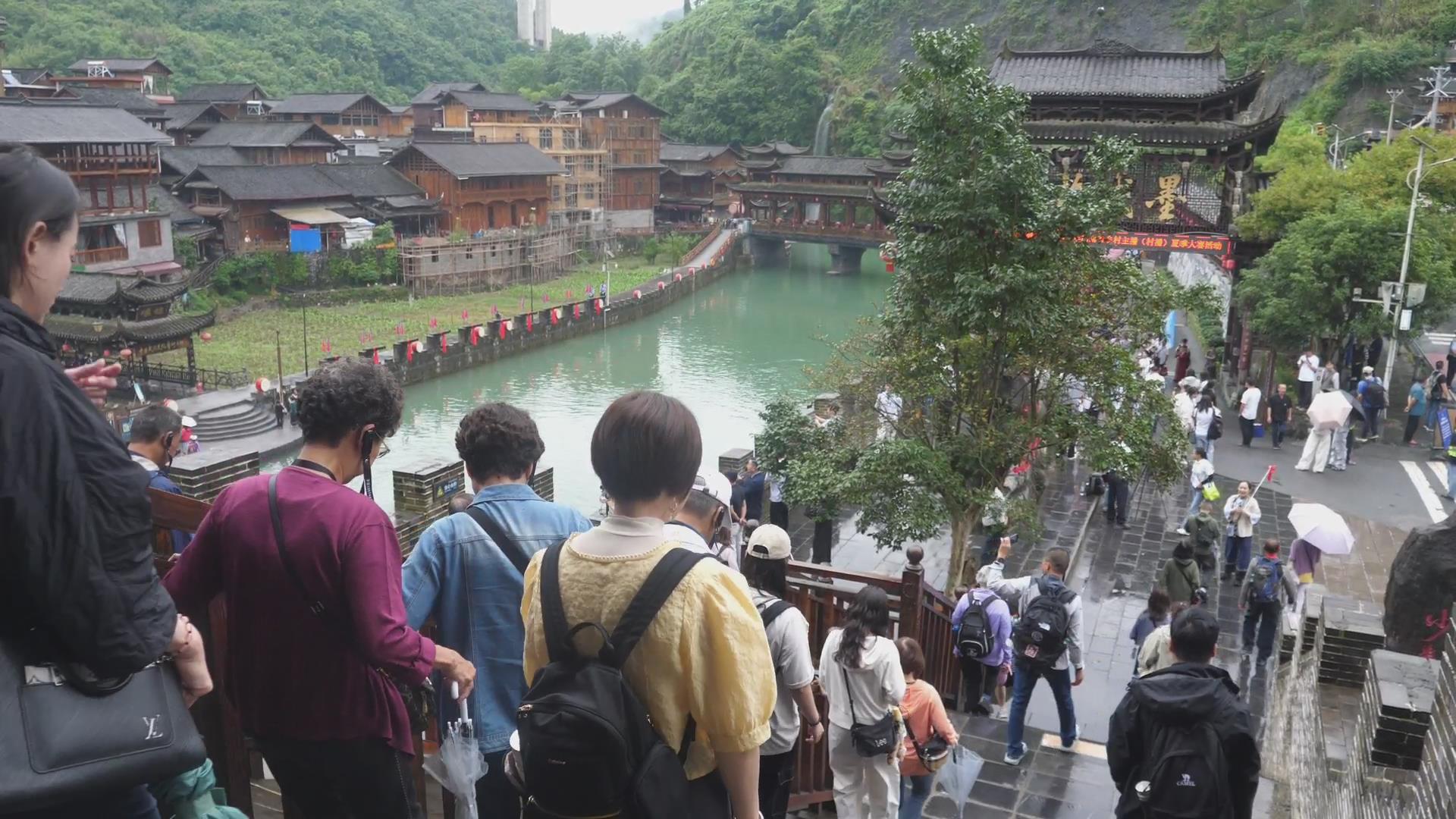 州庆假期古丈苗寨人气旺 墨戎戎吾迎来周边游客高峰