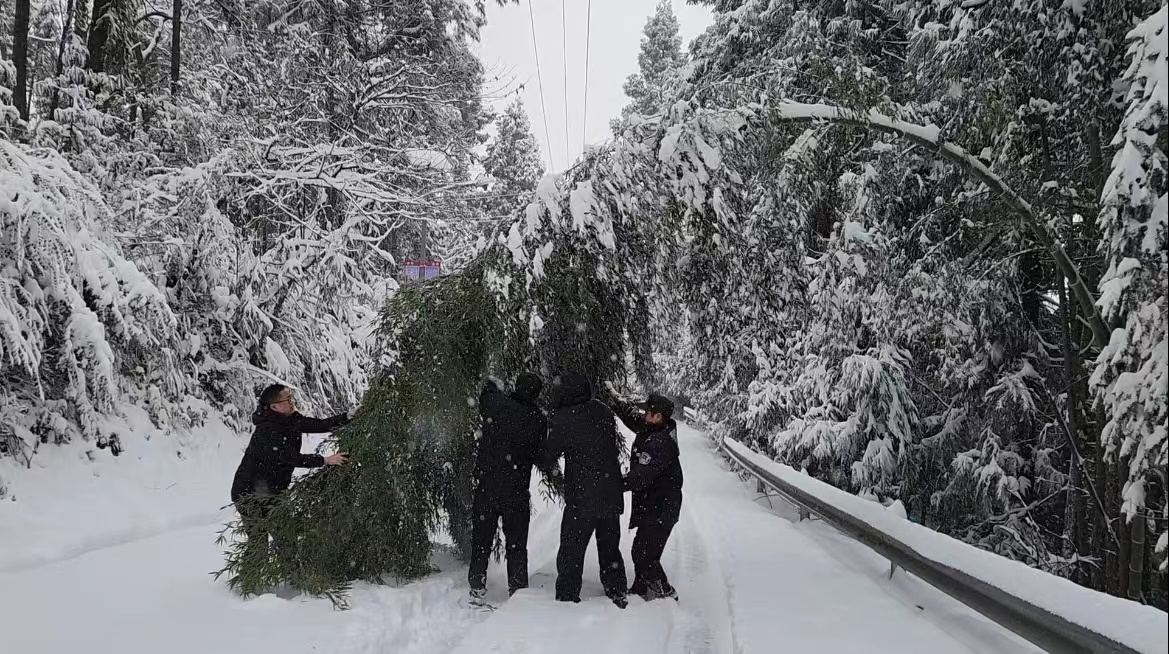 湘西古丈高峰镇：以“雪”为令迅动员，浴“雪”奋战保平安