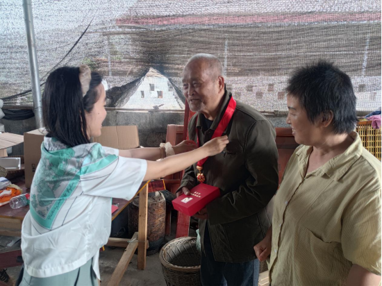 红石林镇：为党员颁发“光荣在党50年”纪念章暨入户开展征兵宣传