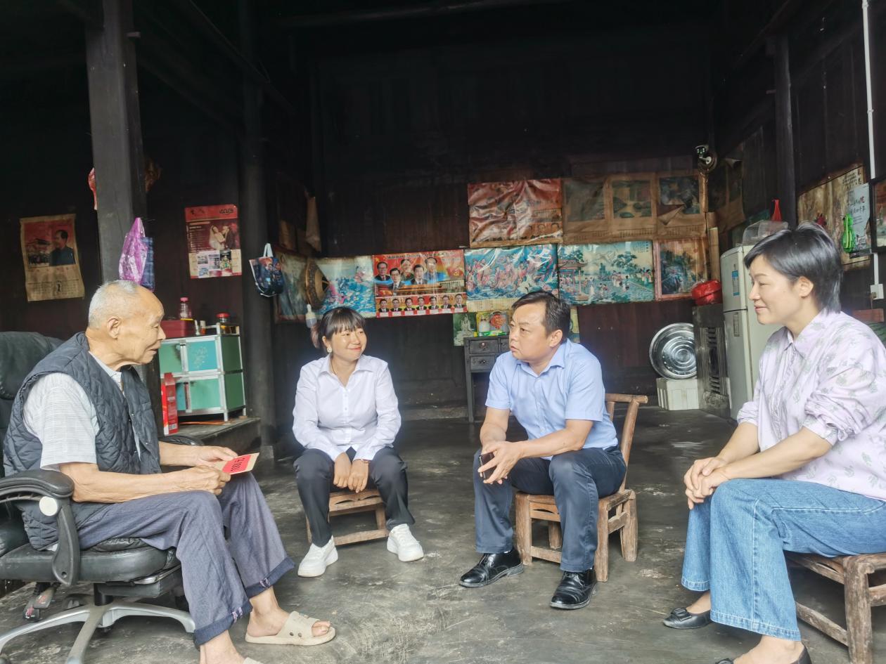 彭波到坪坝镇走访慰问老党员并督导防汛抗洪工作