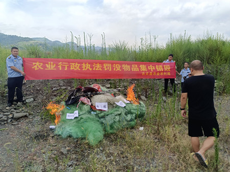 古丈：集中销毁非法捕捞渔具  共促水域生态环境保护