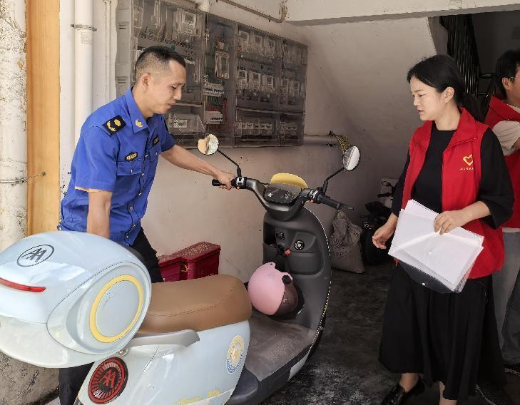 古丈县住房保障中心为民办实事，普及“公租房”政策