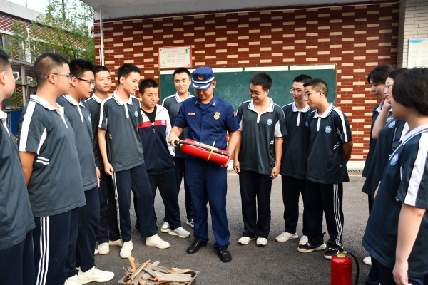 古丈消防大队走进古丈一中高中部：开启灭火器实操与灭火演练