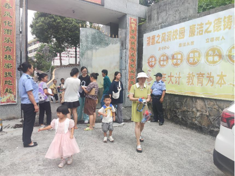 坪坝镇开学季交通劝导，为学生安全护航
