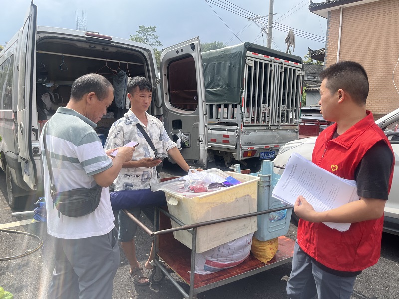 小摊位 彰显大情怀——断龙山镇整治马路市场 优化营商环境