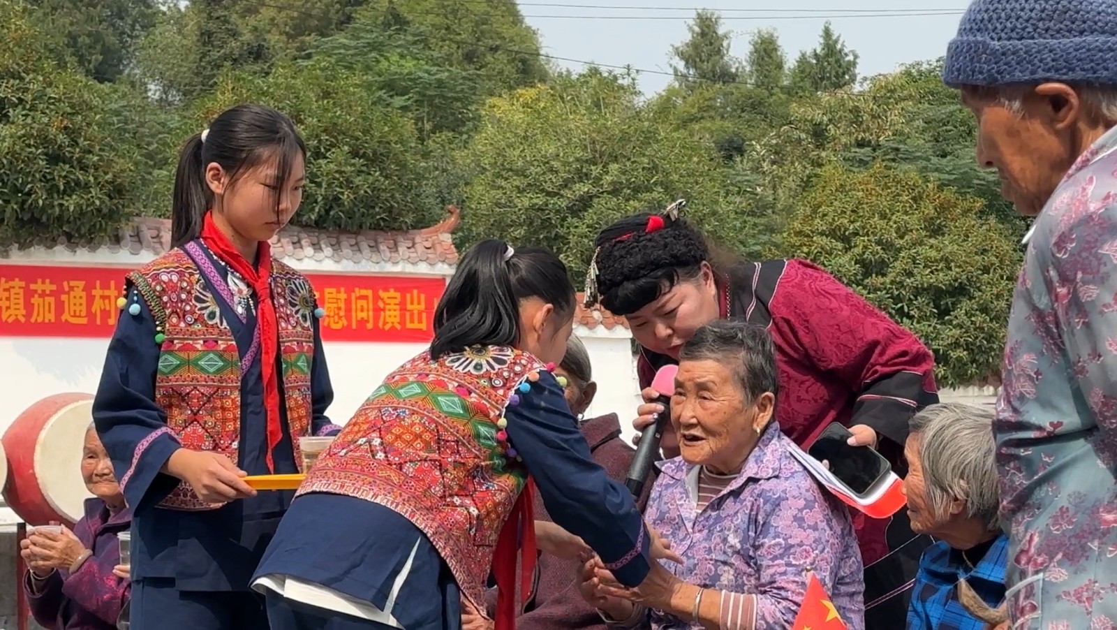 童心敬老传美德，鼓响茶暖庆重阳——红石林镇中心完小弘扬民族尊老敬老的传统美德