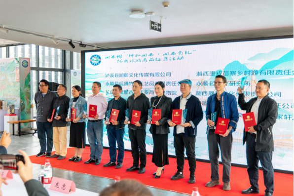 古丈县墨戎苗寨“手工银壶”入选湘西州 “神秘湘西·湘西有礼”优秀旅游商品