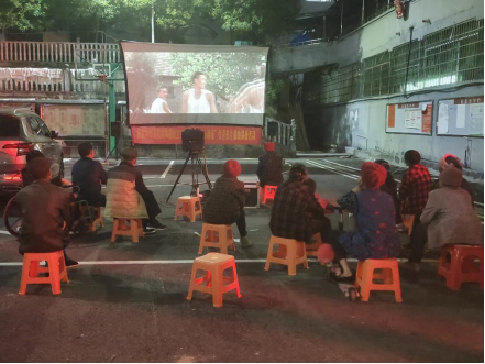 高峰镇：开展优秀爱国影片展映展播活动